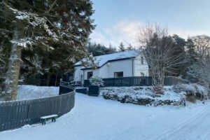 Faebait lodge in the snow